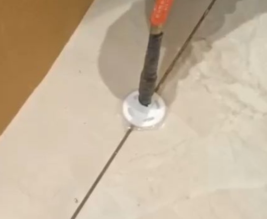 鼓楼瓷砖空鼓维修公司专业解答瓷砖在铺贴过程中，如果没有涂抹均匀到位的粘结材料（如水泥砂浆或瓷砖胶），可能会导致以下问题