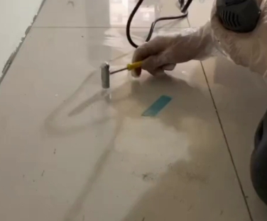 鼓楼瓷砖开裂维修公司专业分享瓷砖在铺贴前如果没有沥干水分，将会导致以下问题